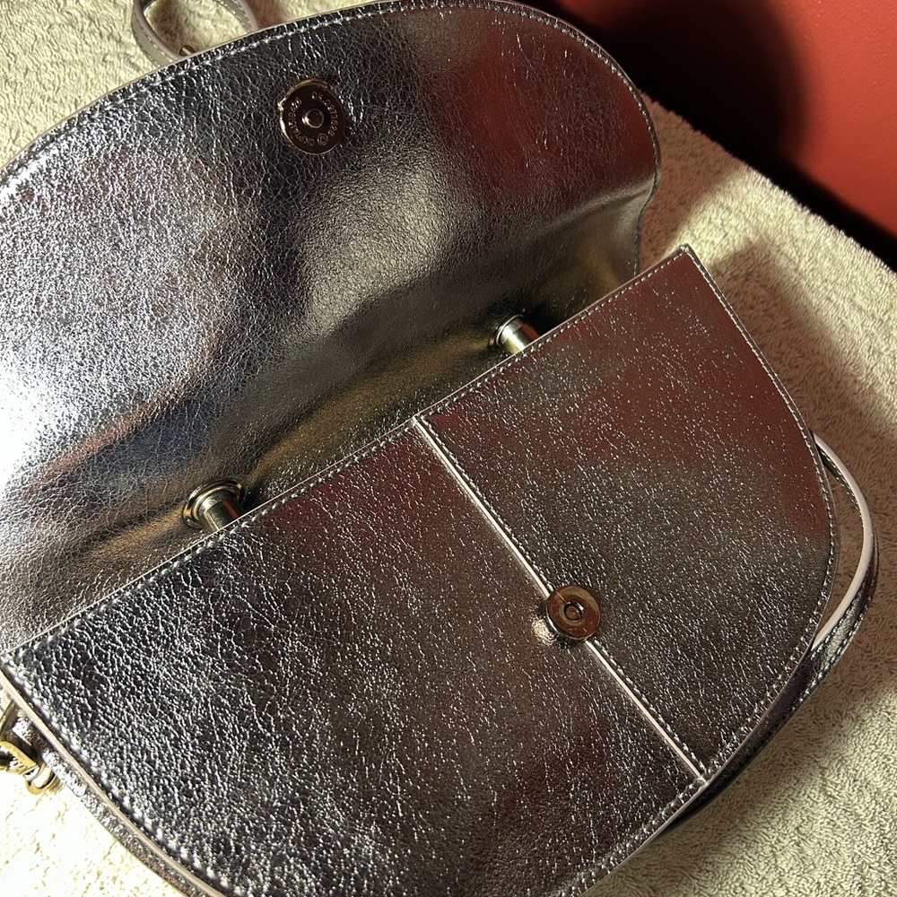 Elegant Metallic Colored  Leather Handbag - Picture 3 of 6